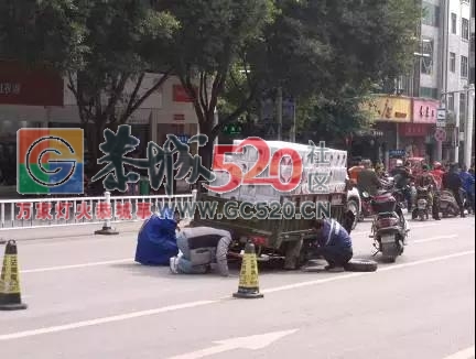 三轮摩托坏在了恭城十字街，司机直接当街换胎太危险！327 / 作者:小小牵牛花 / 帖子ID:246359