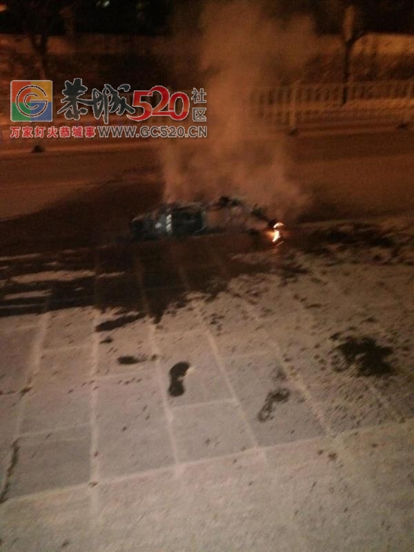 千均小区旁，有一电瓶车自燃，无人受伤。734 / 作者:东门头人 / 帖子ID:246439
