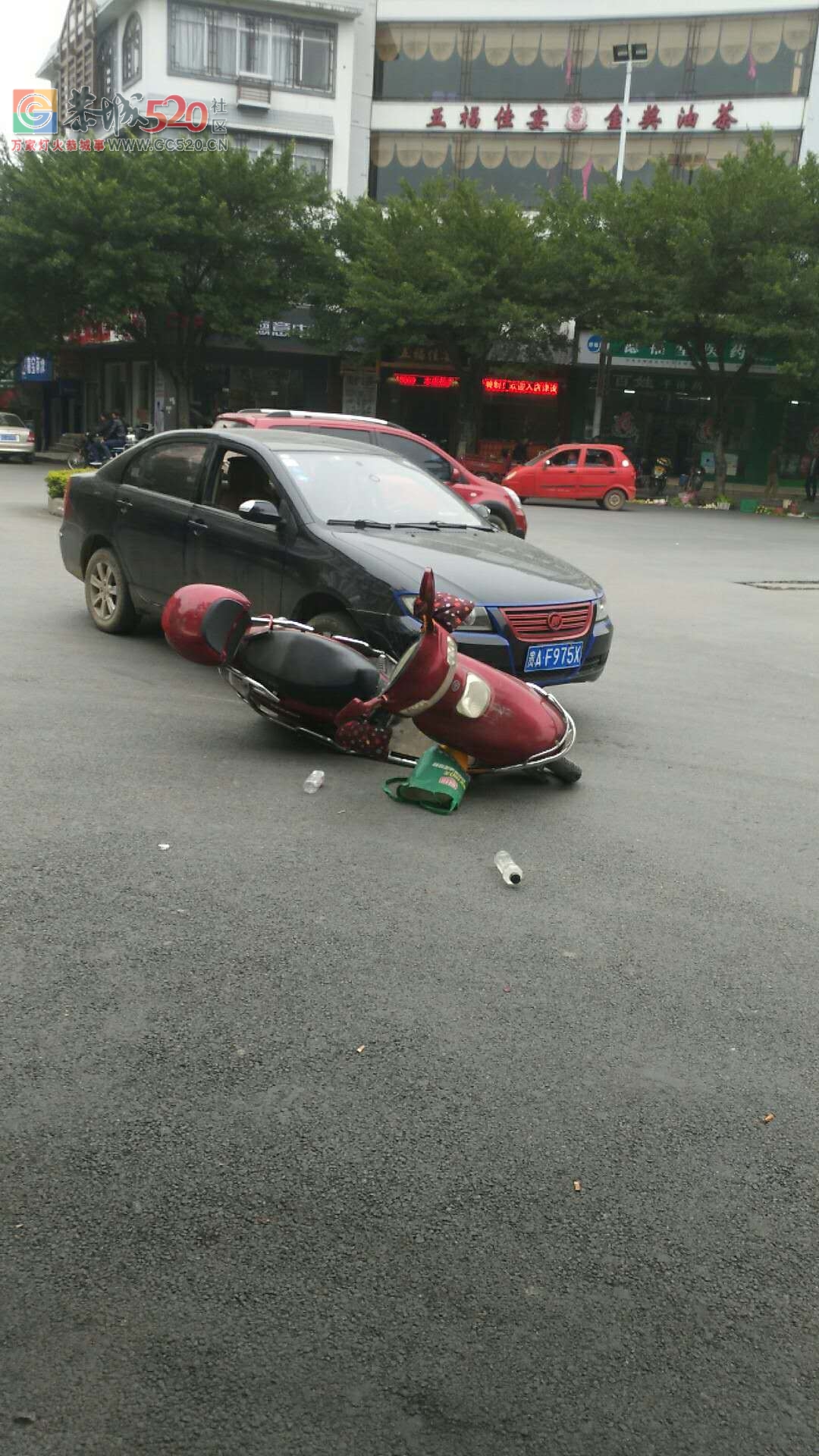 城中西路圆盘车祸，受伤老人已送医院510 / 作者:兔兔呀 / 帖子ID:246630