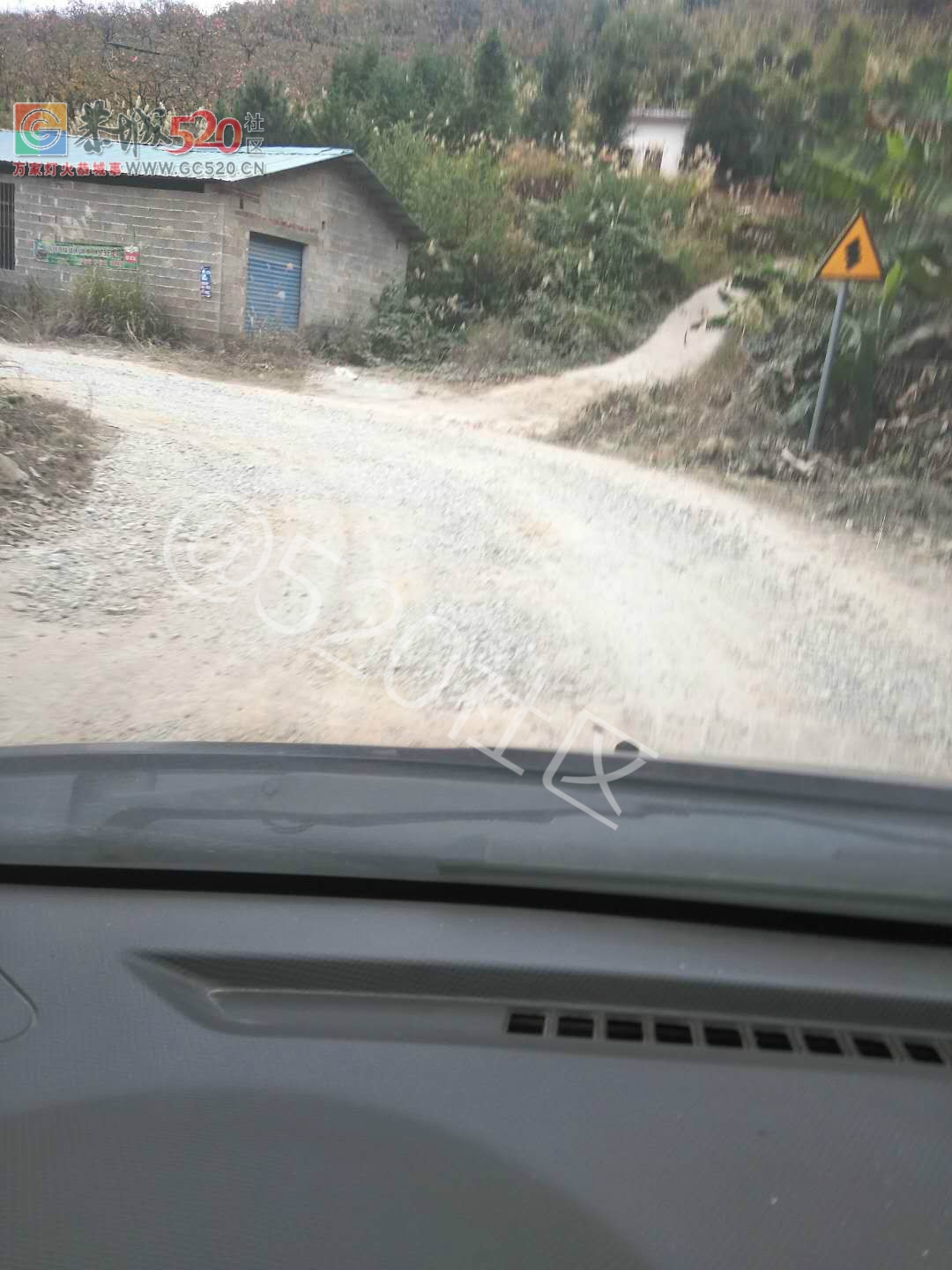 西岭竣山到岛坪的路面坑坑洼洼填了石头，过往车辆注意安全。958 / 作者:小小牵牛花 / 帖子ID:246740