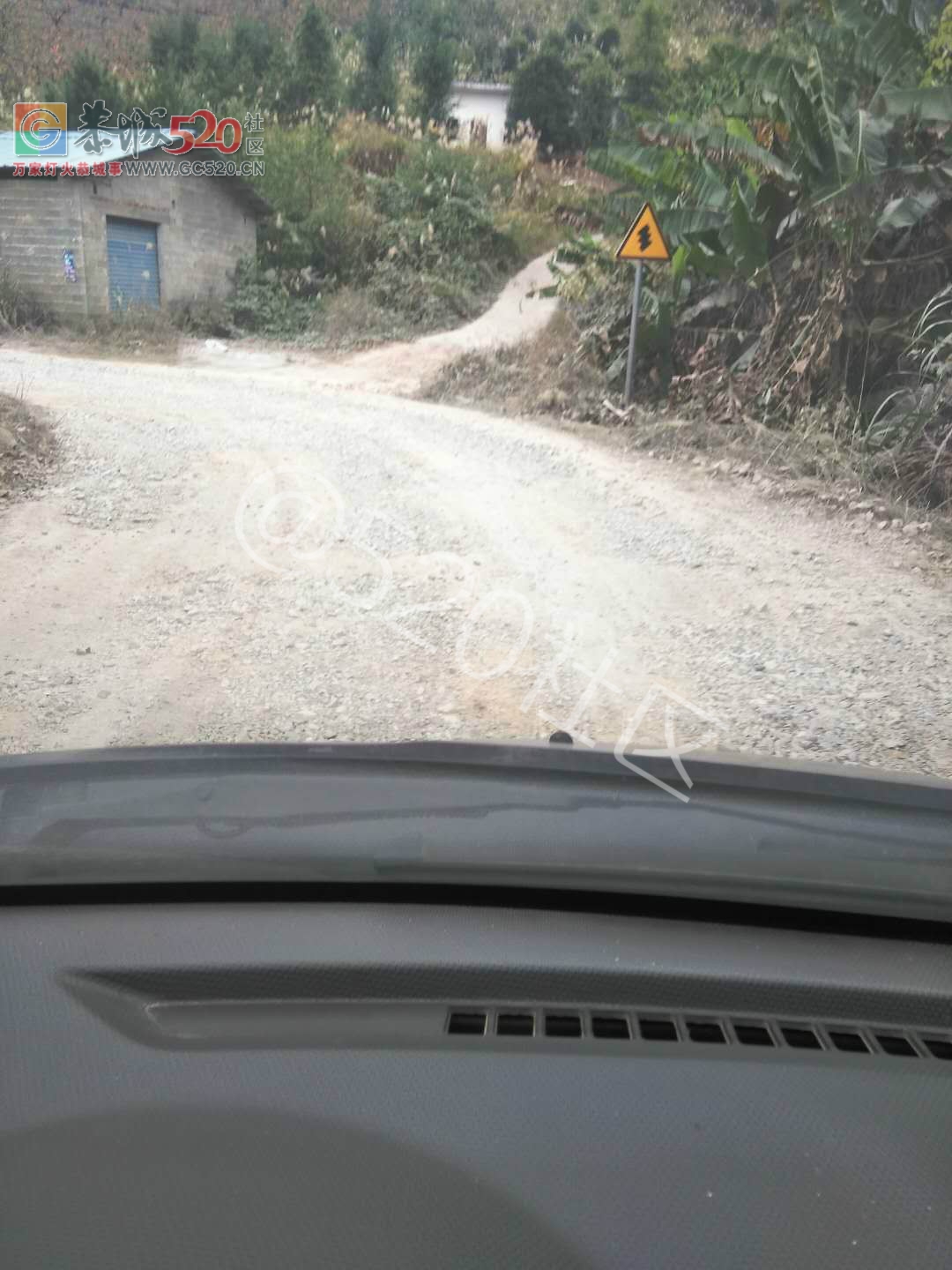 西岭竣山到岛坪的路面坑坑洼洼填了石头，过往车辆注意安全。515 / 作者:小小牵牛花 / 帖子ID:246740