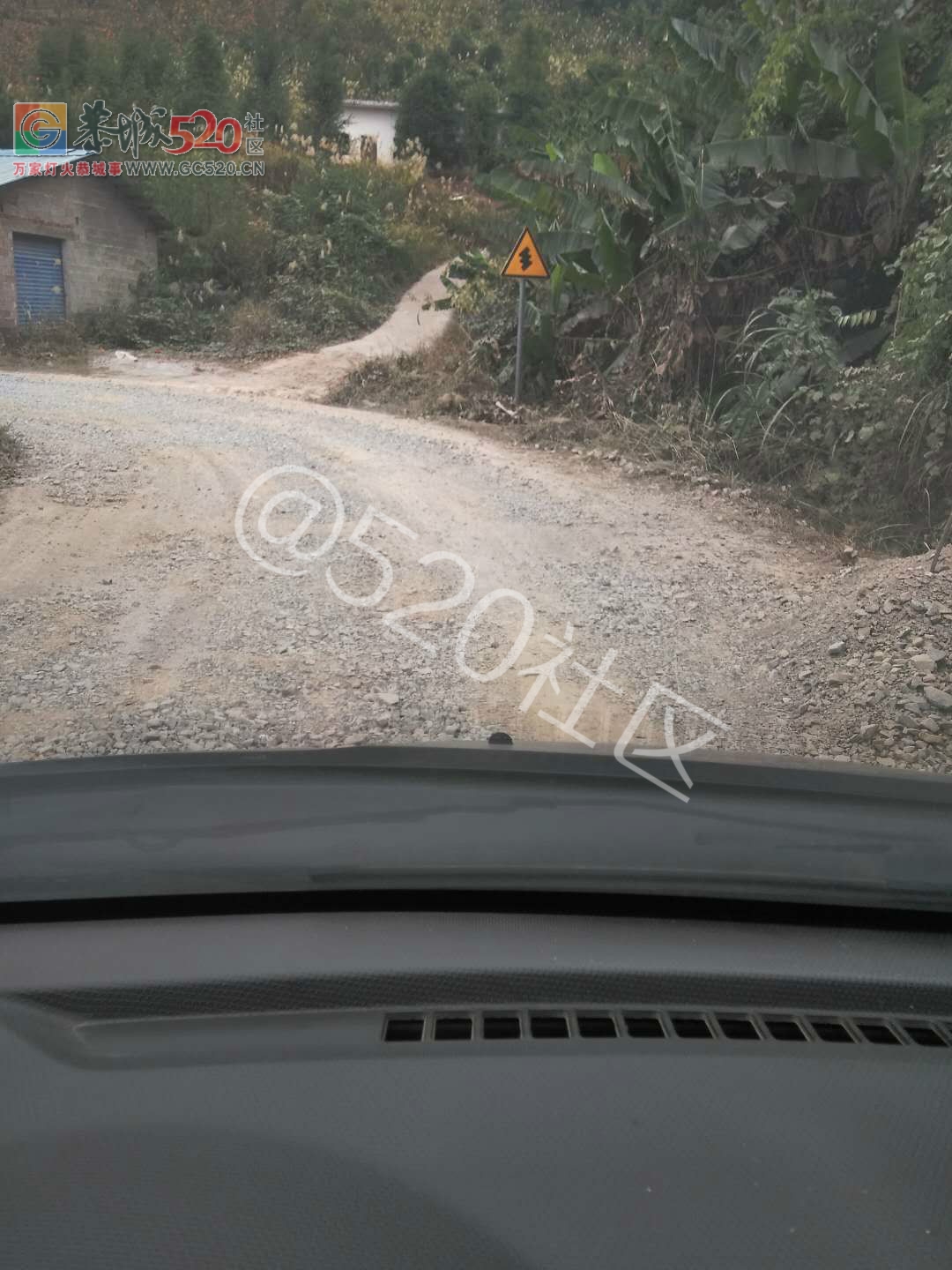 西岭竣山到岛坪的路面坑坑洼洼填了石头，过往车辆注意安全。613 / 作者:小小牵牛花 / 帖子ID:246740