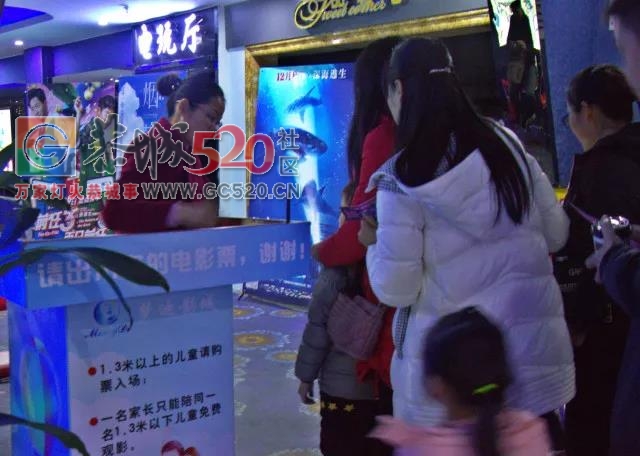 热闹！百名帅哥美女齐聚梦迪包场观影，看图猜恭城风土民俗的答案原来是…642 / 作者:深秋的落叶 / 帖子ID:257862