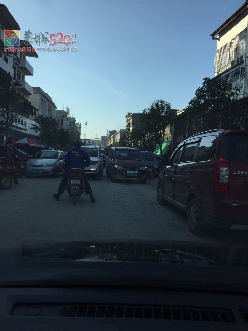 加会赶集，车辆乱停乱放95 / 作者:凤凰山脚的人家 / 帖子ID:257878