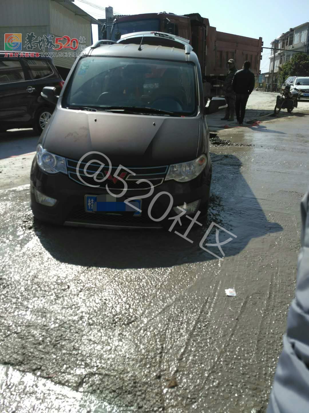 西岭到治平路段正在铺设水泥路，希望路过的车辆慢行并注意避让745 / 作者:凤凰山脚的人家 / 帖子ID:257885