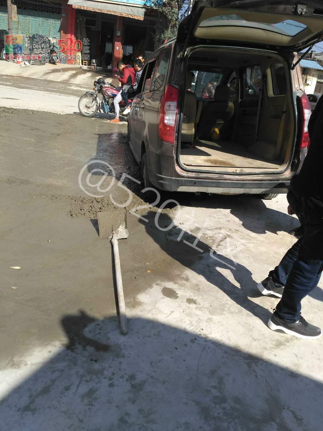 西岭到治平路段正在铺设水泥路，希望路过的车辆慢行并注意避让659 / 作者:凤凰山脚的人家 / 帖子ID:257885