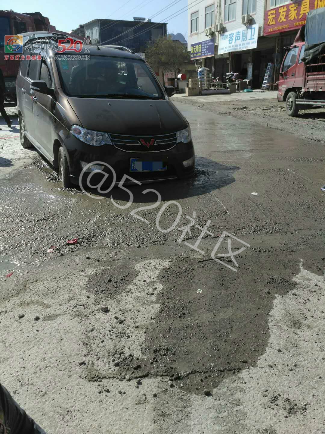 西岭到治平路段正在铺设水泥路，希望路过的车辆慢行并注意避让147 / 作者:凤凰山脚的人家 / 帖子ID:257885