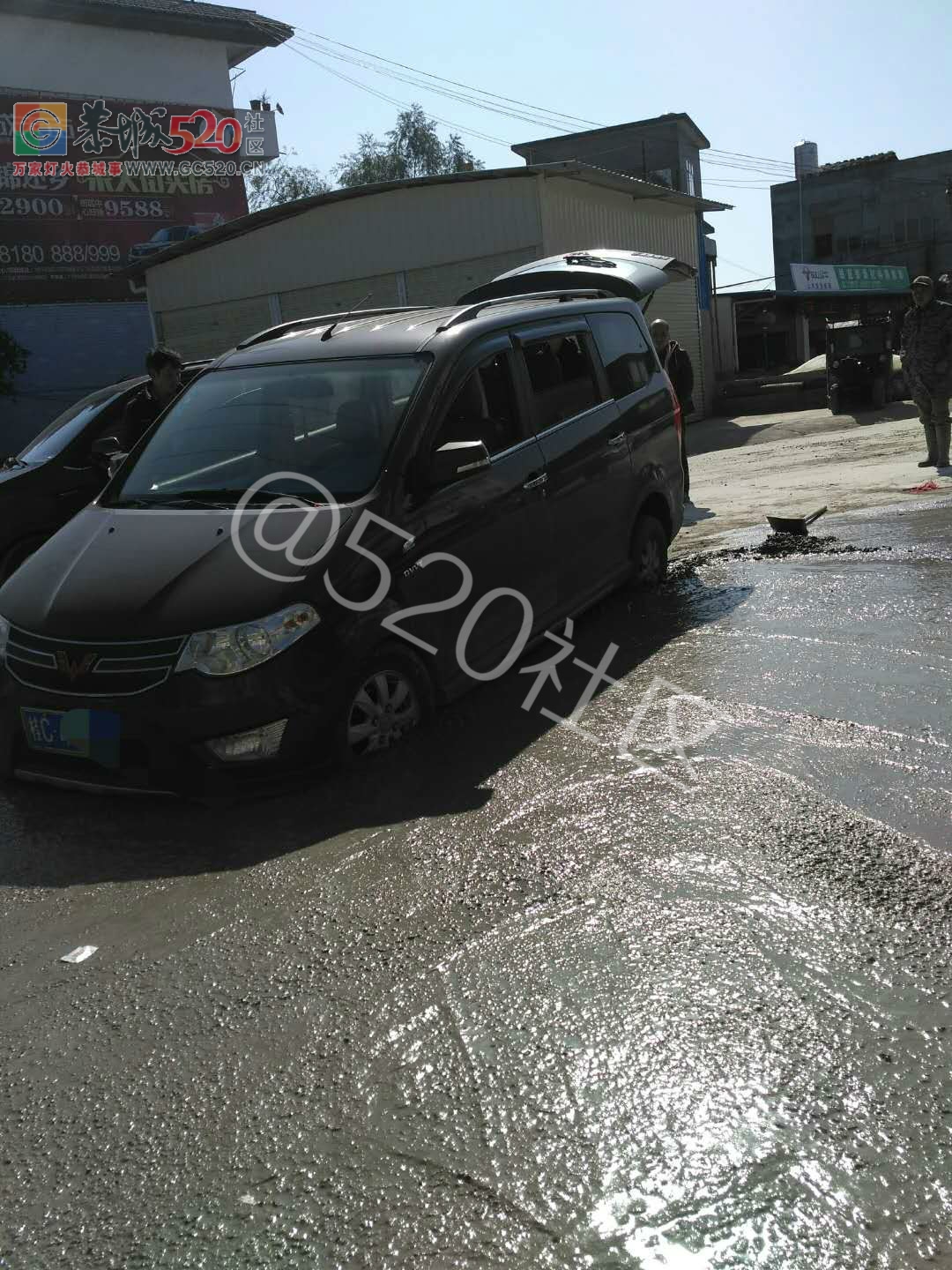 西岭到治平路段正在铺设水泥路，希望路过的车辆慢行并注意避让362 / 作者:凤凰山脚的人家 / 帖子ID:257885