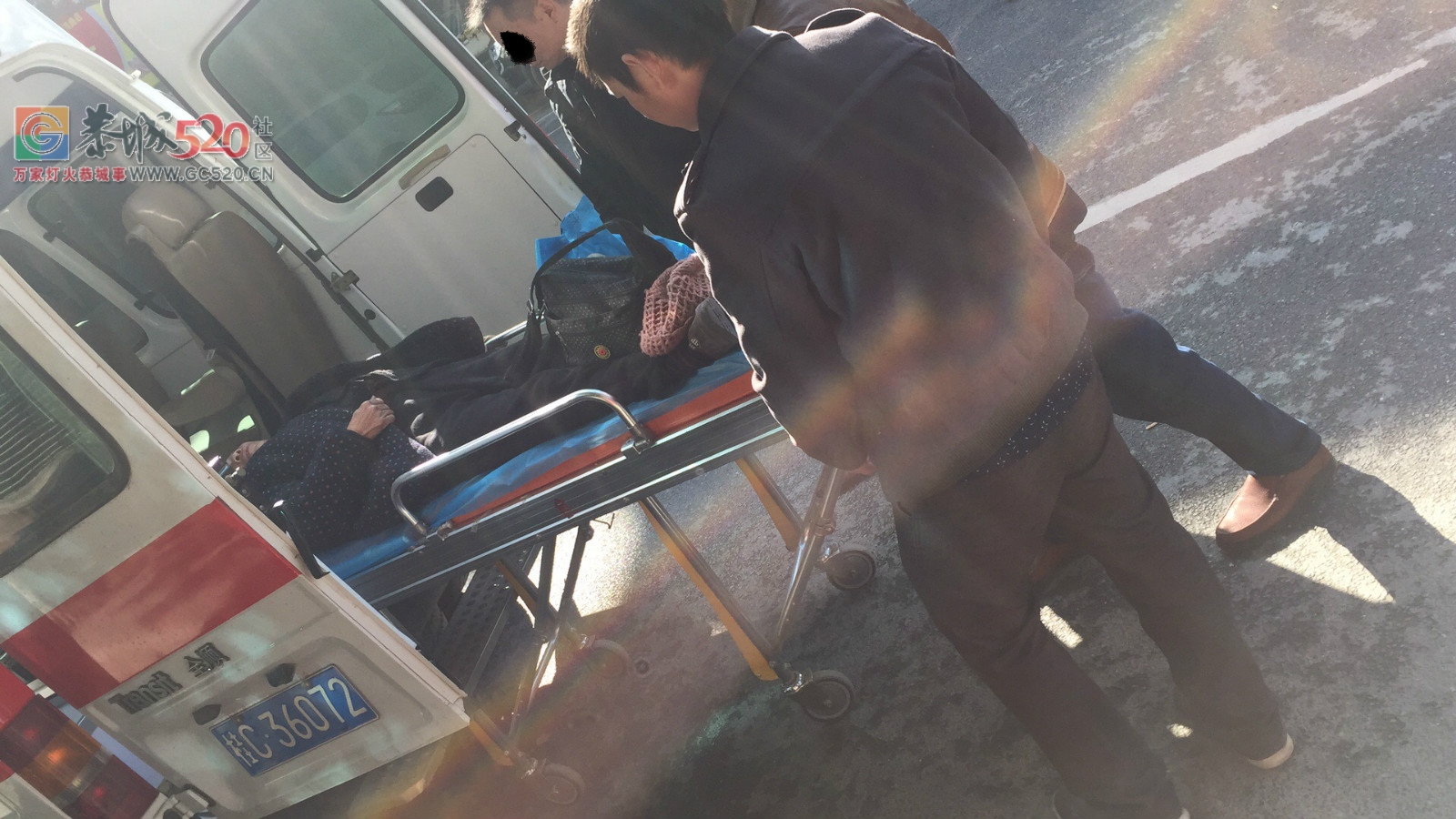 老人两门小心｜城中西路烟草局门口老人被撞，还好并不大碍。698 / 作者:歌声回荡 / 帖子ID:257921