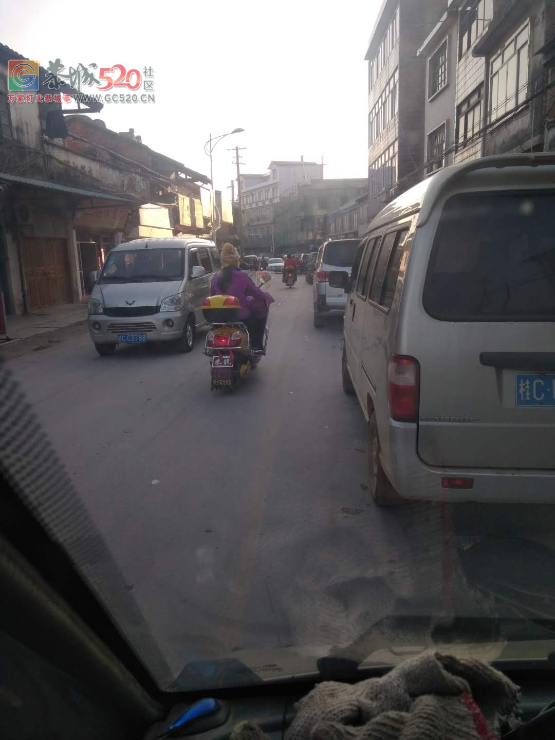西岭街天天堵车，就是因为这个！！993 / 作者:红花绿叶 / 帖子ID:257928