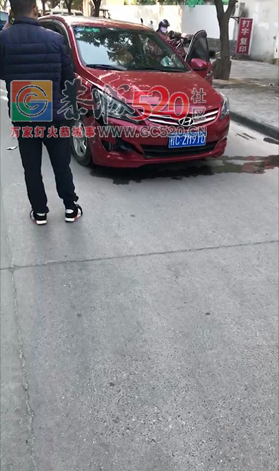 城中西路中通门口发生车祸0 / 作者:thkfh / 帖子ID:257949