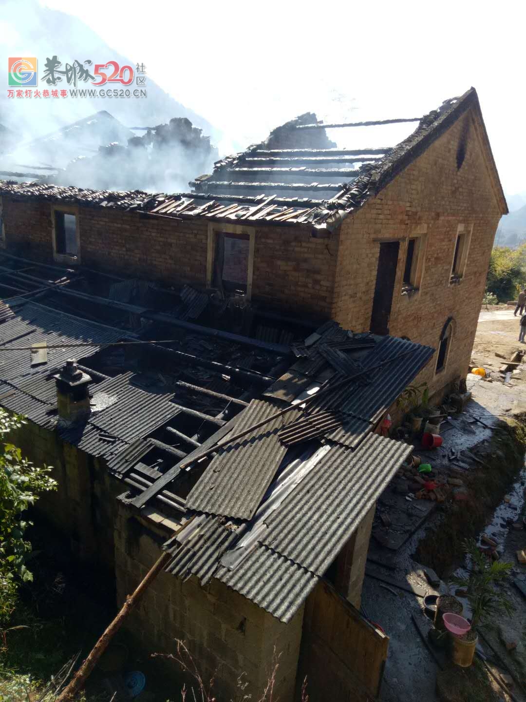 早上10点莲花崇岭村，一家民房因电线老化突然起火，整座大屋烧成灰尽684 / 作者:thkfh / 帖子ID:257950
