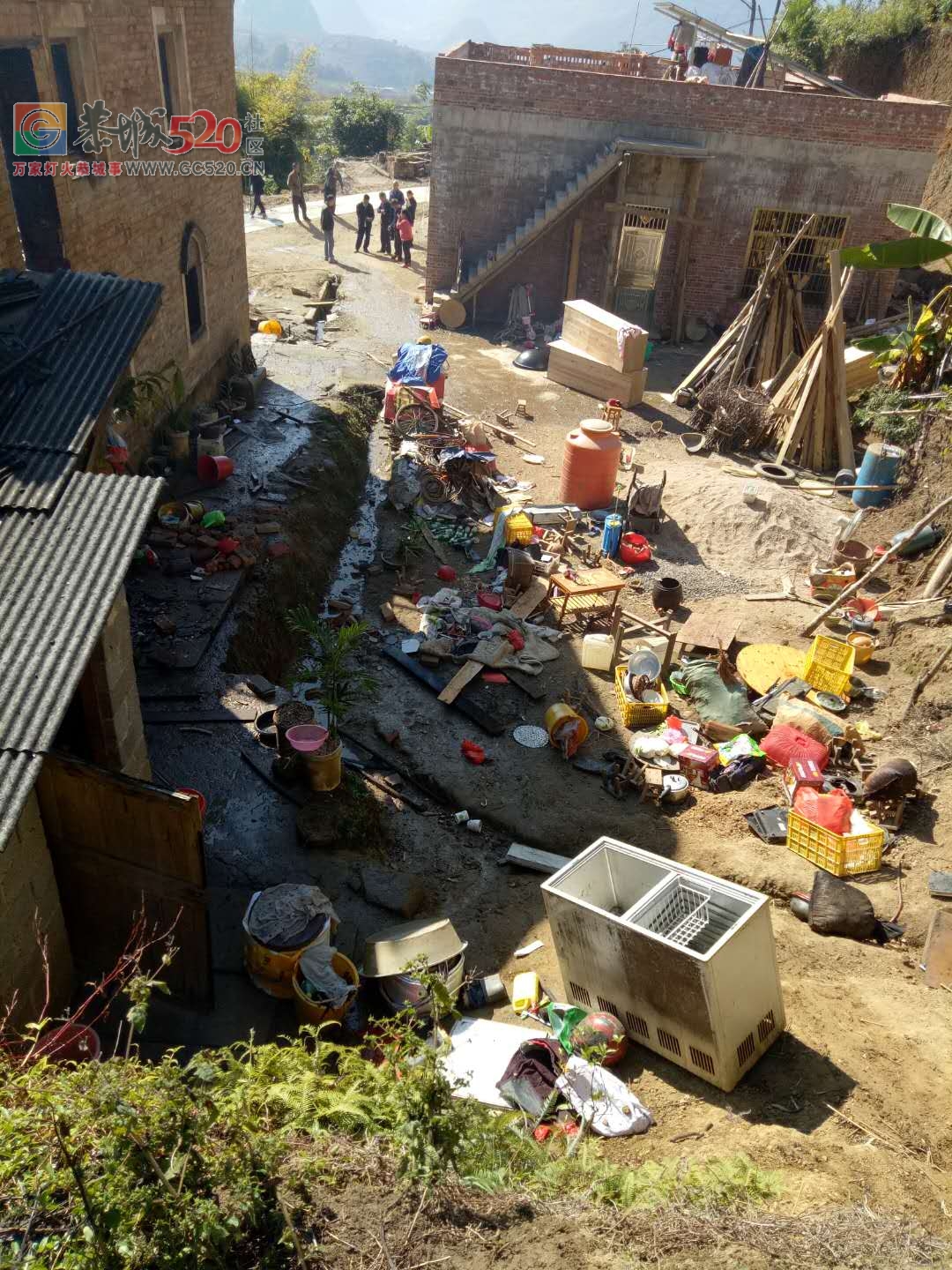 早上10点莲花崇岭村，一家民房因电线老化突然起火，整座大屋烧成灰尽745 / 作者:thkfh / 帖子ID:257950