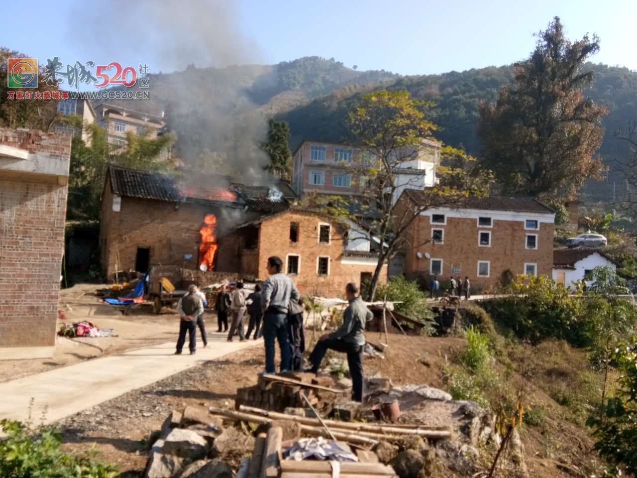 早上10点莲花崇岭村，一家民房因电线老化突然起火，整座大屋烧成灰尽52 / 作者:thkfh / 帖子ID:257950