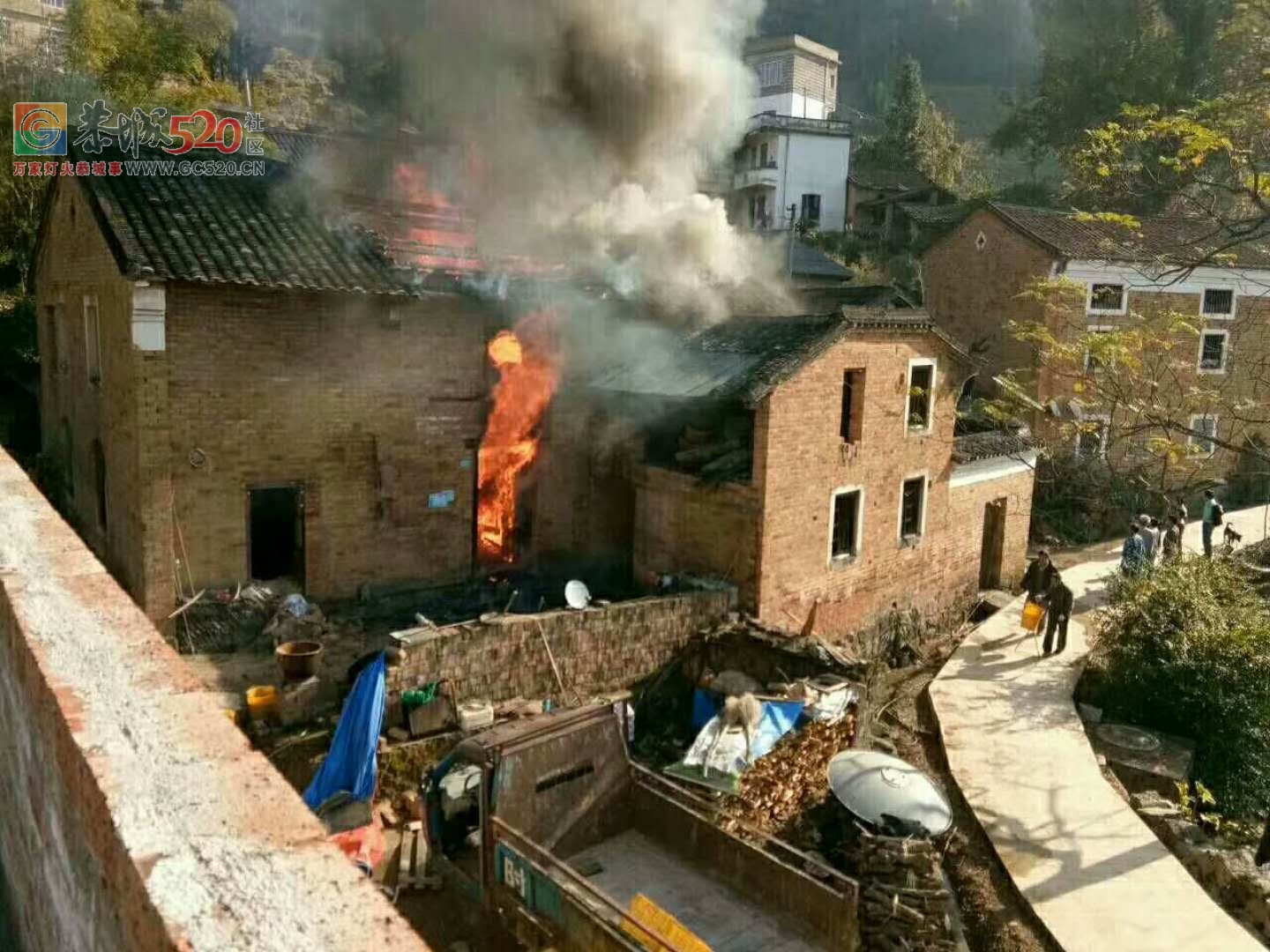 早上10点莲花崇岭村，一家民房因电线老化突然起火，整座大屋烧成灰尽417 / 作者:thkfh / 帖子ID:257950