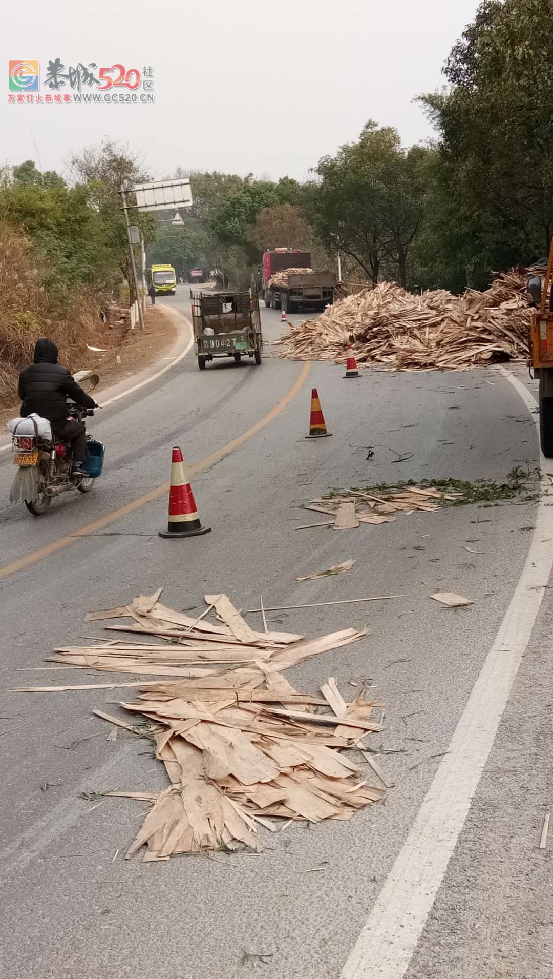 今天凌晨，在六岭路段，一辆拉木板的挂车，转弯过急！331 / 作者:东门头人 / 帖子ID:258195