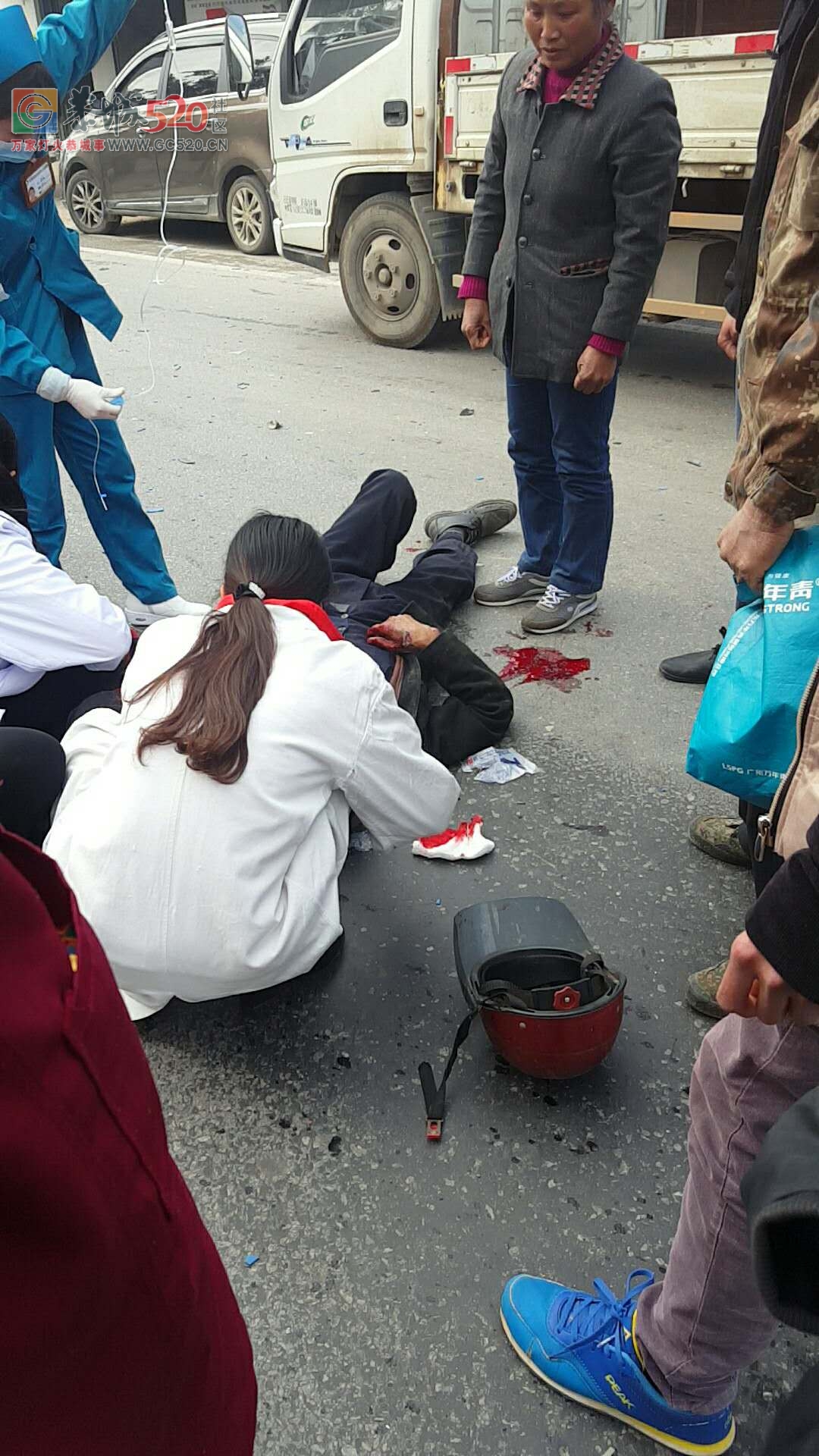 秧家小学门口，一湖南比亚迪撞飞摩托车司机40米远！611 / 作者:该做的事情 / 帖子ID:258197