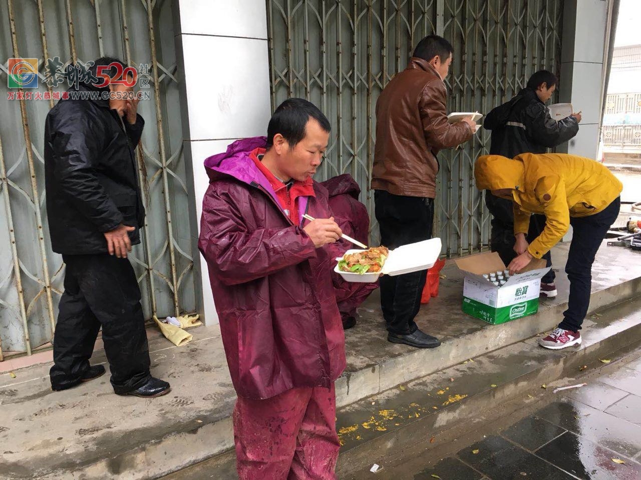 赞！这么冷的天，电力部门的工作人员在雨雪天修电缆！106 / 作者:脚踏实地 / 帖子ID:258340