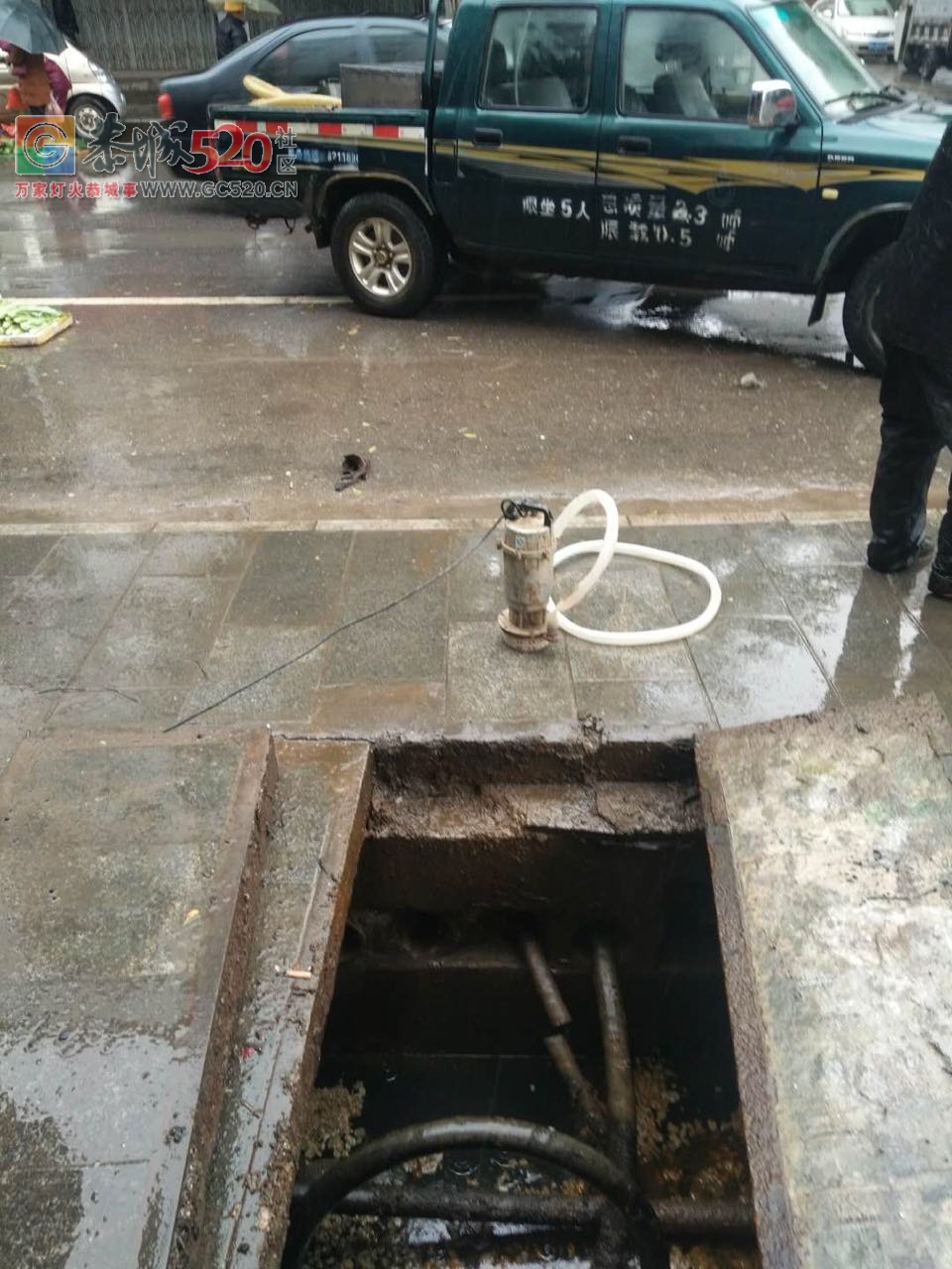 赞！这么冷的天，电力部门的工作人员在雨雪天修电缆！335 / 作者:脚踏实地 / 帖子ID:258340