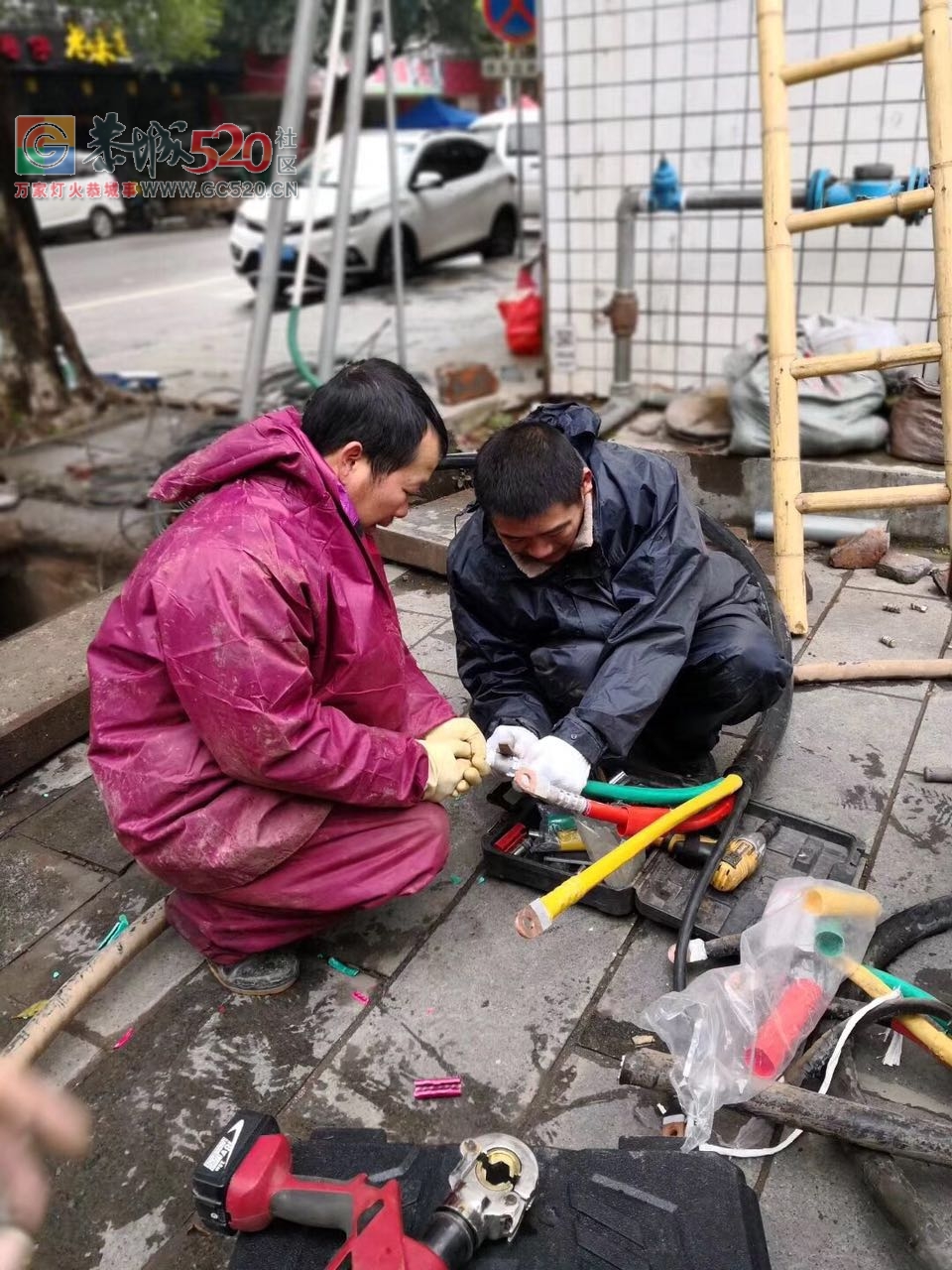 赞！这么冷的天，电力部门的工作人员在雨雪天修电缆！521 / 作者:脚踏实地 / 帖子ID:258340