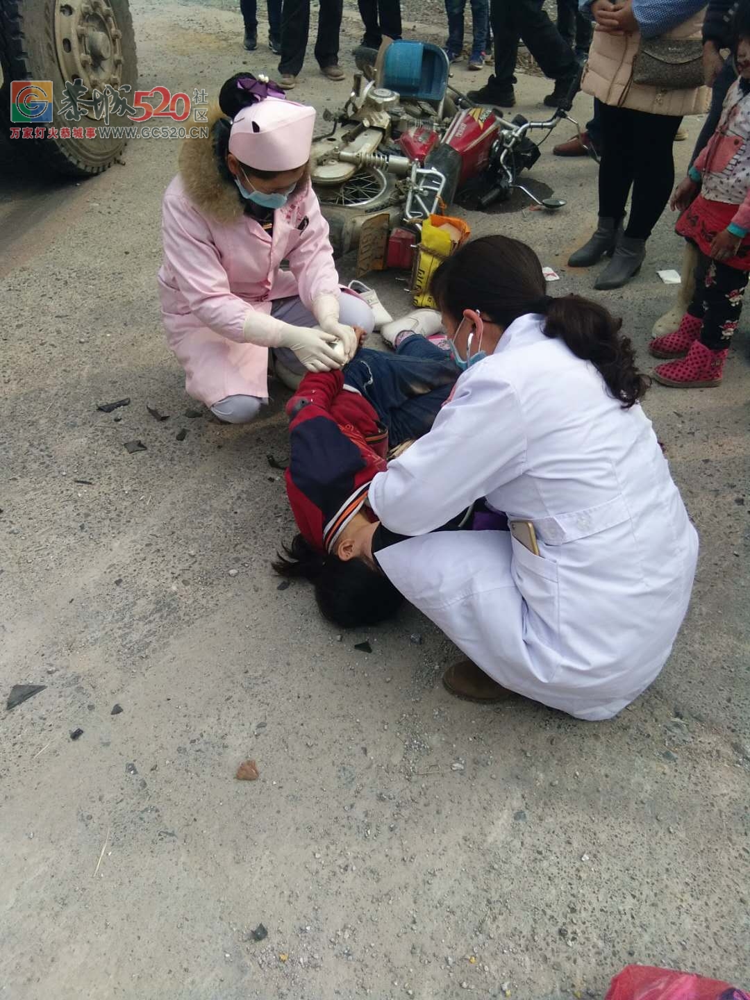 栗木常家路口车祸，女孩倒地不起。599 / 作者:该做的事情 / 帖子ID:258586