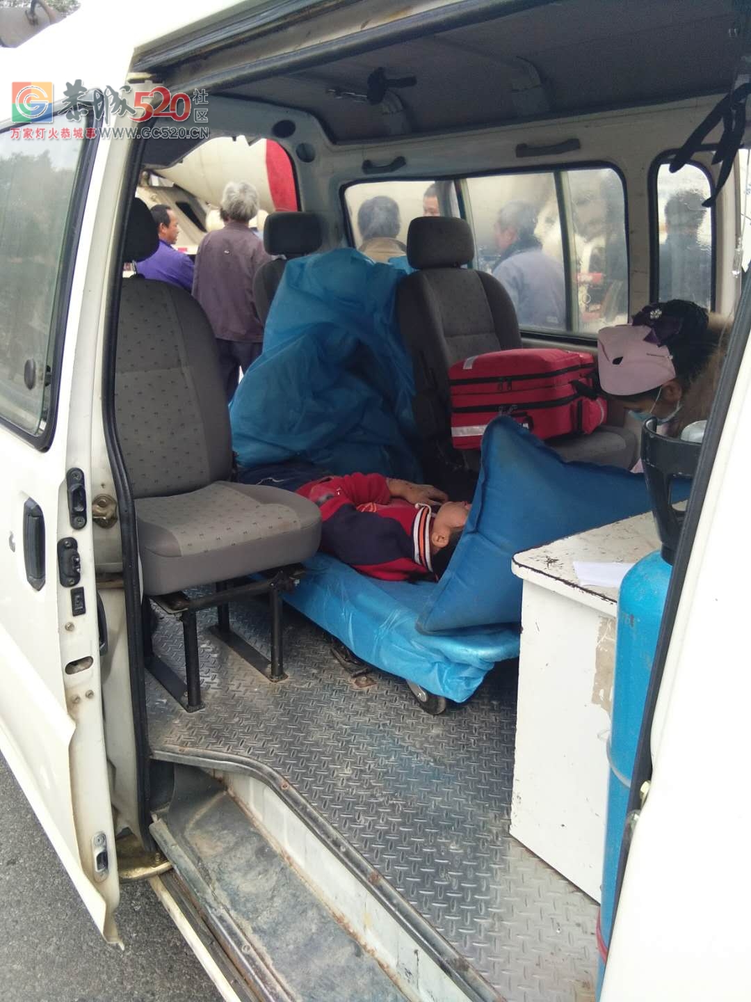 栗木常家路口车祸，女孩倒地不起。357 / 作者:该做的事情 / 帖子ID:258586
