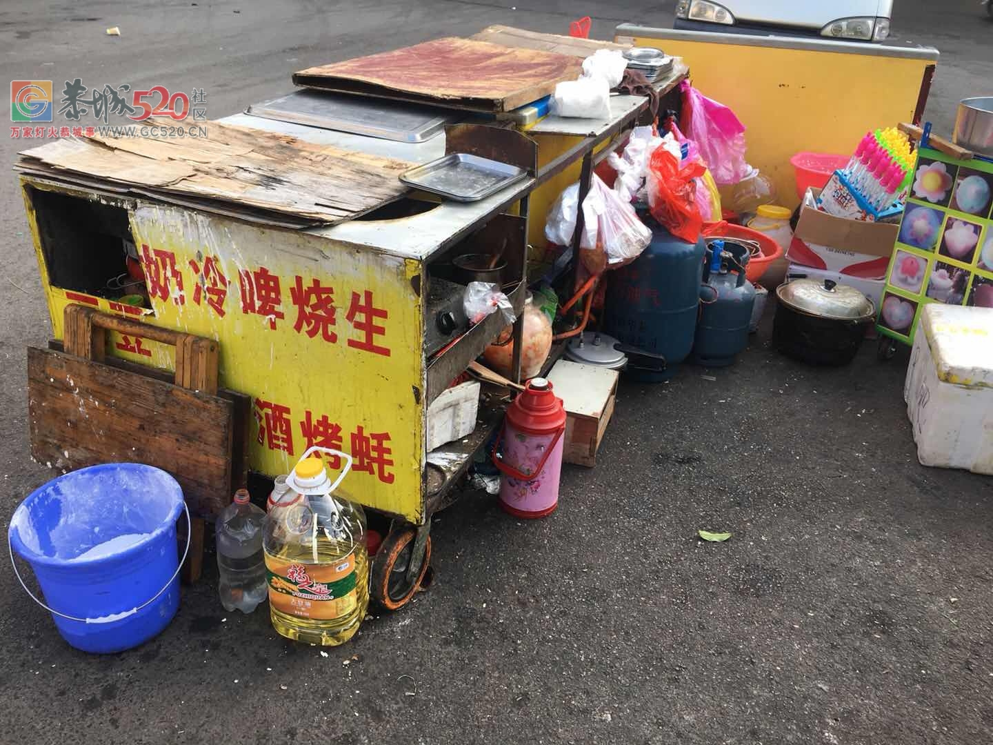 中心广场这里的烧烤摊 你们敢吃吗907 / 作者:红通通 / 帖子ID:259124