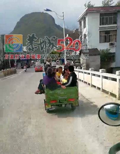 桥头一辆电动三轮载十几个人，大多数还是小把爷！795 / 作者:糕富帅 / 帖子ID:259199