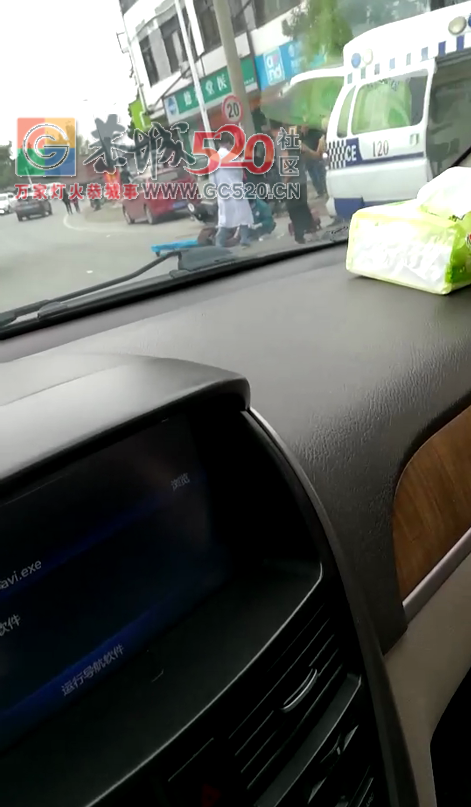在桥头三叉路一大货车转弯撞到两架电瓶车354 / 作者:小红花 / 帖子ID:259533