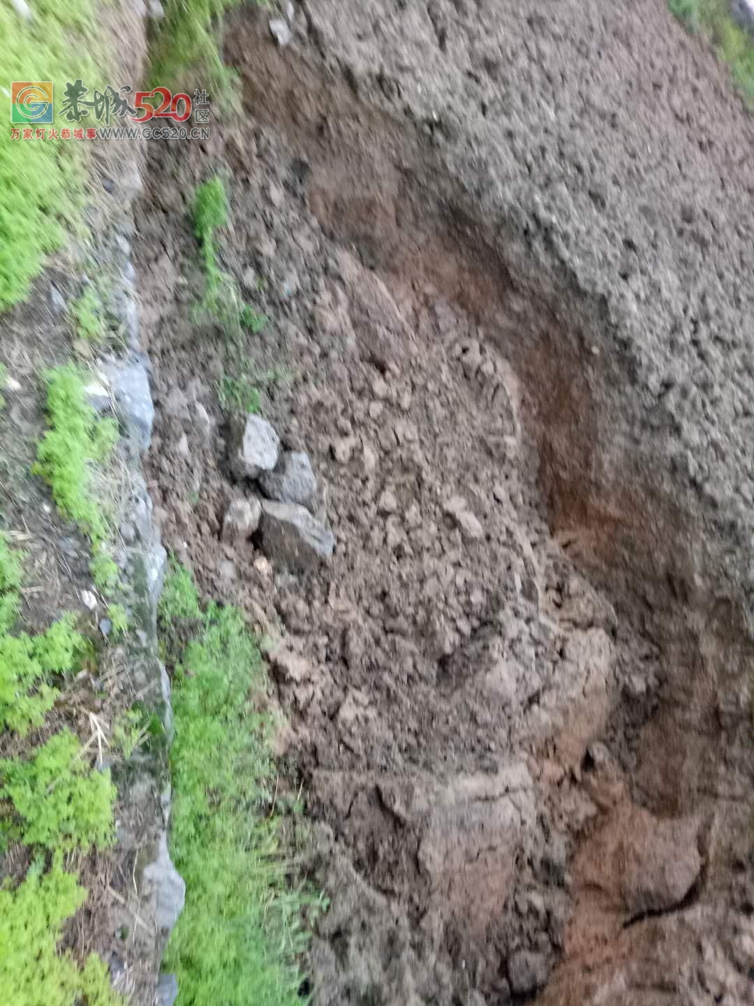 西岭至湖塘路段，地陷了724 / 作者:等风十里 / 帖子ID:259756
