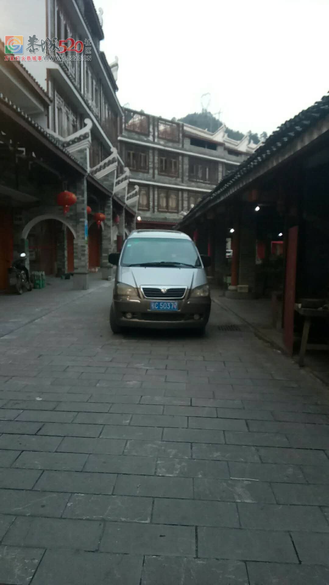 龙虎街！哪个的车停在路中间！852 / 作者:龙虎街娃崽 / 帖子ID:259908