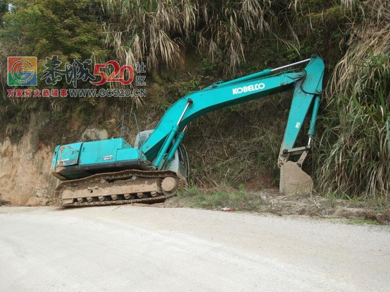 胜洞跟桑园路口，卡车和挖机“打架”了！！167 / 作者:蒋妹妹啊 / 帖子ID:260415