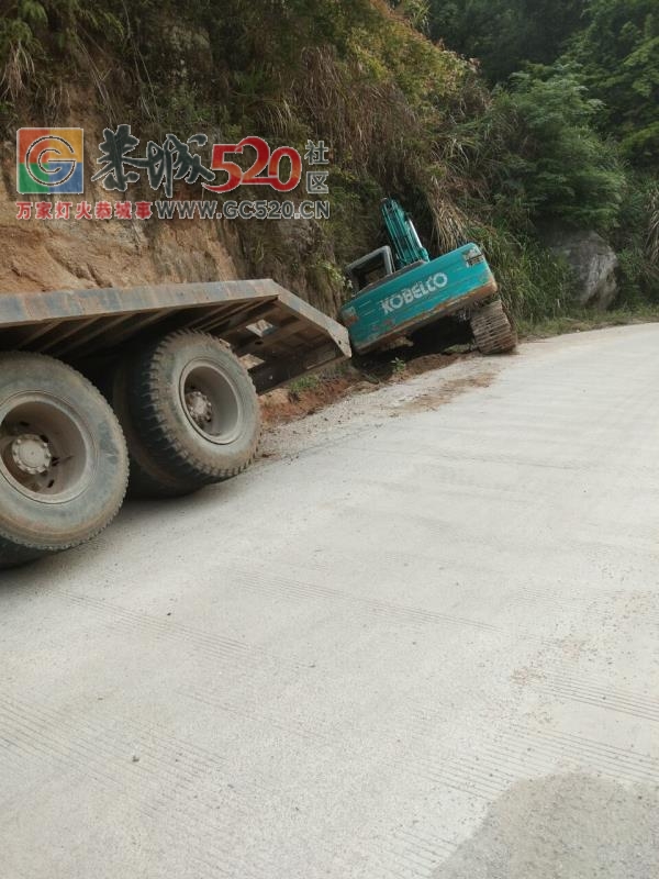 胜洞跟桑园路口，卡车和挖机“打架”了！！483 / 作者:蒋妹妹啊 / 帖子ID:260415