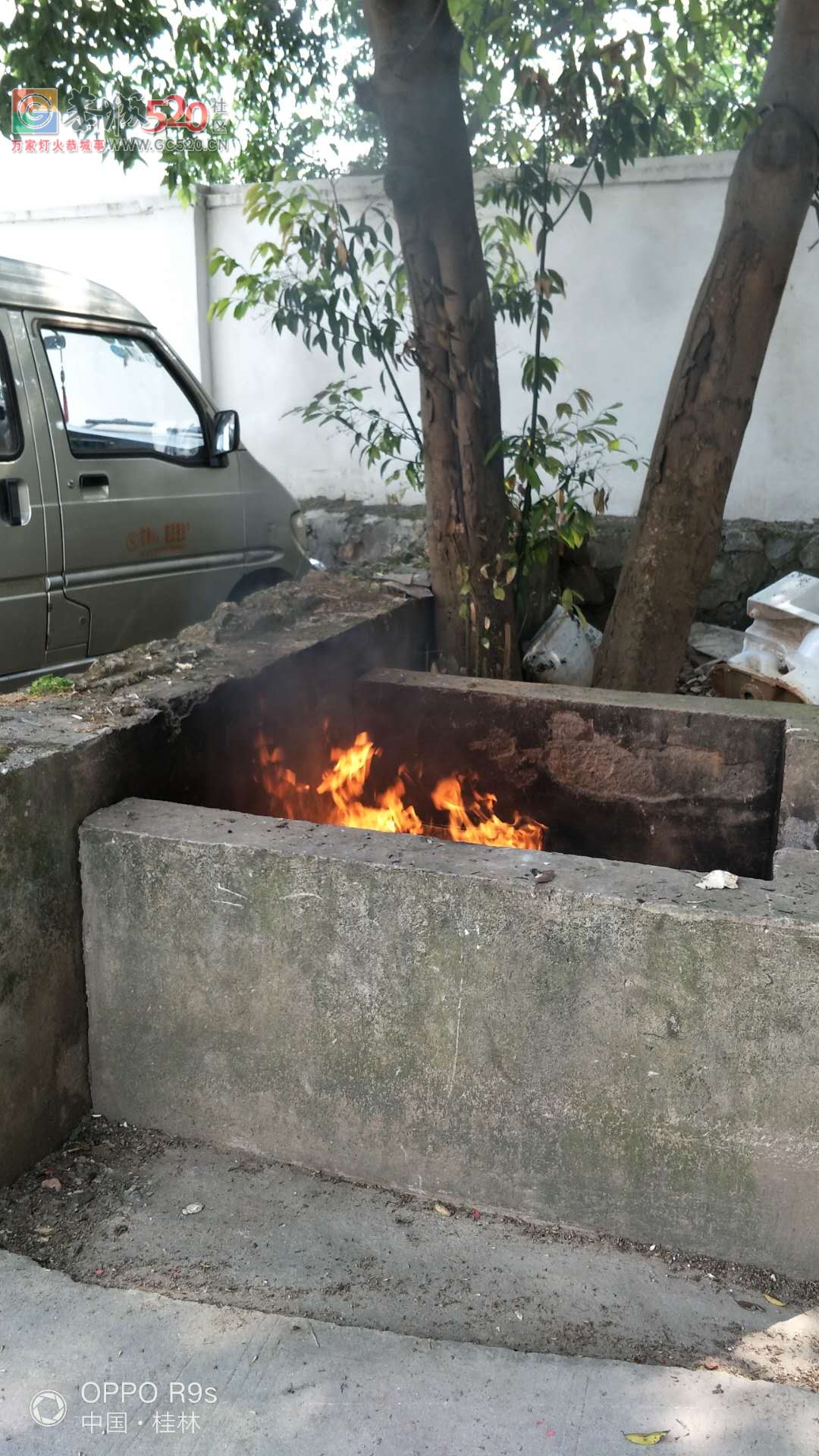 矿产公司门口民政宿舍有人乱烧垃圾，受不了！到处都是烟和臭味啊！！！999 / 作者:莫在撩我啦 / 帖子ID:260419