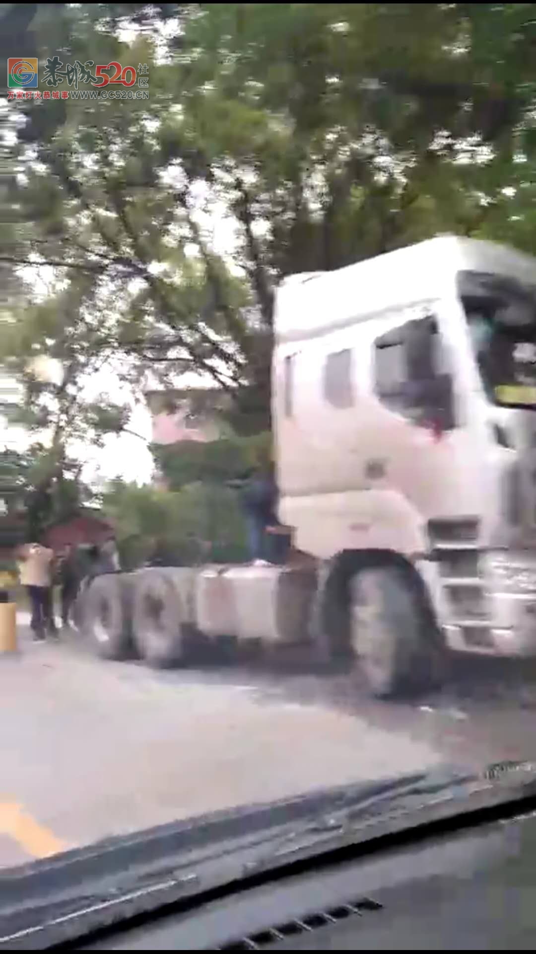 栗木六岭又出车祸啦！大车翻了！495 / 作者:承接水电安装 / 帖子ID:261059