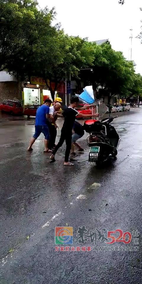 在恭城街，看见老人跌倒了，你敢不敢扶，让恭城小哥告诉你答案842 / 作者:该做的事情 / 帖子ID:261552