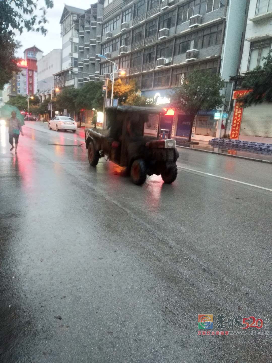 这个男的修不好车，发脾气乱丢东西阻碍交通！182 / 作者:该做的事情 / 帖子ID:261553
