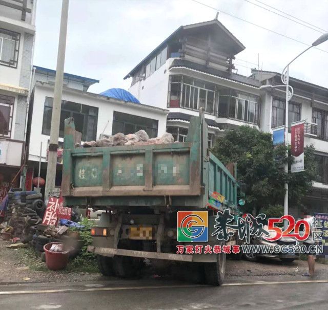 雨天车祸频发！今早恭城茶东路一拉石车与小车相撞，车子都变形了191 / 作者:分叉路口 / 帖子ID:261554