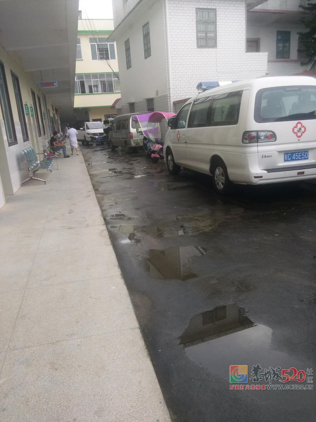 栗木镇中心医院柳韦把急救车堵住了875 / 作者:歌声回荡 / 帖子ID:261557