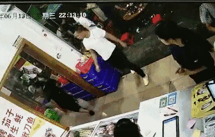 宵夜摊里“乒乓”响，恭城一男子疑似酒后失控砸了宵夜摊542 / 作者:恭城油茶茶江水 / 帖子ID:261636