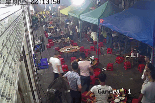 宵夜摊里“乒乓”响，恭城一男子疑似酒后失控砸了宵夜摊48 / 作者:恭城油茶茶江水 / 帖子ID:261636