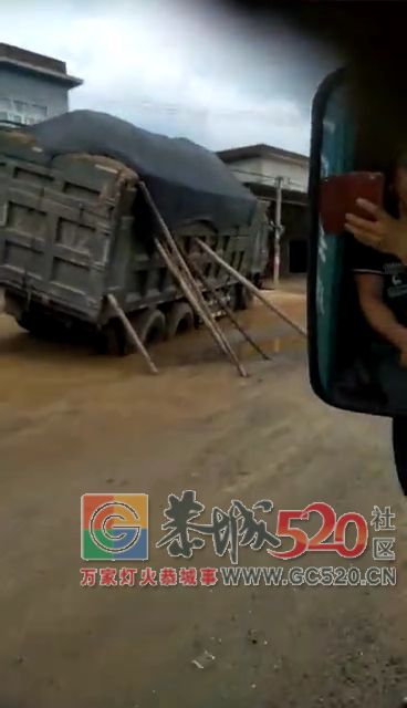 恭城西岭新安村一辆卡车陷进路中的水坑里123 / 作者:登山涉水 / 帖子ID:261708