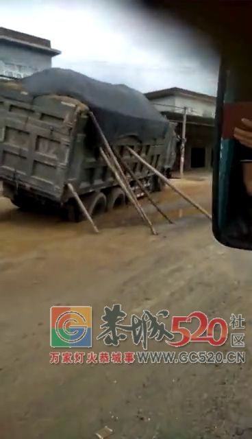 恭城西岭新安村一辆卡车陷进路中的水坑里613 / 作者:登山涉水 / 帖子ID:261708