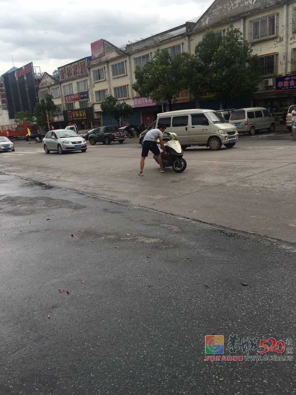 正能量需要传播！请给这个路人小哥哥点赞！937 / 作者:边吃边拉 / 帖子ID:261721