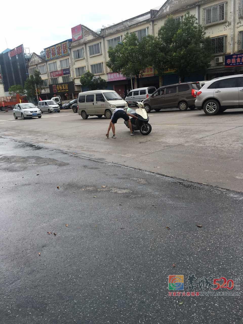 正能量需要传播！请给这个路人小哥哥点赞！222 / 作者:边吃边拉 / 帖子ID:261721