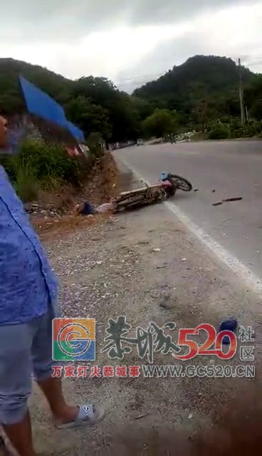 栗木车田电厂门口两架摩托车“打架”，隔到屏幕我都感觉到痛！！907 / 作者:狗婆蛇 / 帖子ID:261736
