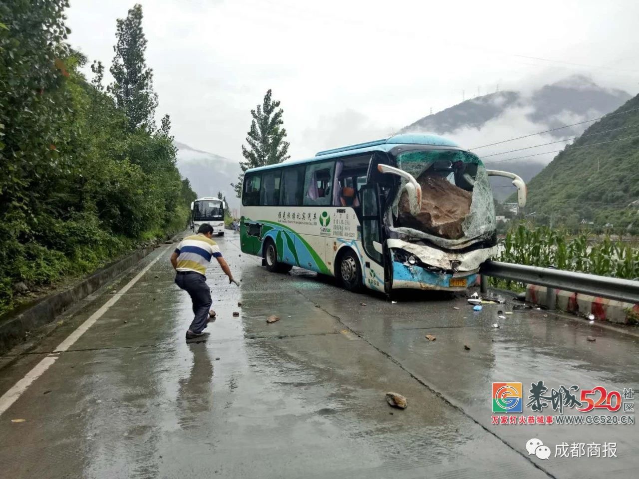 巨石砸中旅游大巴，生死关头，司机做了一个果断而悲壮的决定......110 / 作者:登山涉水 / 帖子ID:261793