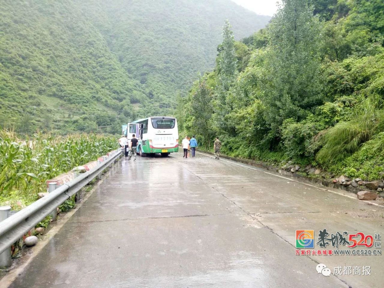 巨石砸中旅游大巴，生死关头，司机做了一个果断而悲壮的决定......592 / 作者:登山涉水 / 帖子ID:261793