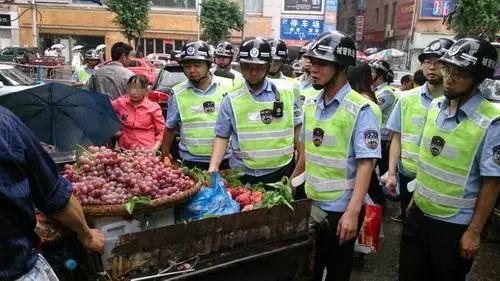 恭城中心广场发生的一场“闹剧”，刷新了我们对城管的认知！400 / 作者:何明明 / 帖子ID:261806