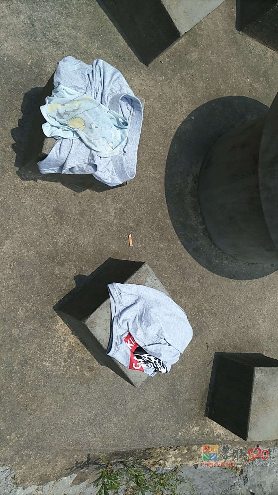 信合苑外贸河边有套小孩的外衣外裤放在石凳上已经一天了82 / 作者:承接水电安装 / 帖子ID:261910